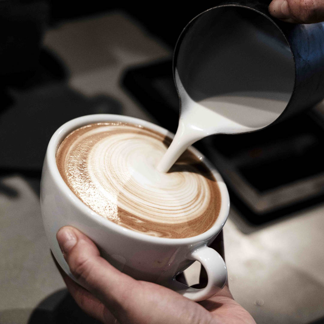 Lækker Café Latte med latte art fra Coffee Industry i Nørrebro Bycenter.